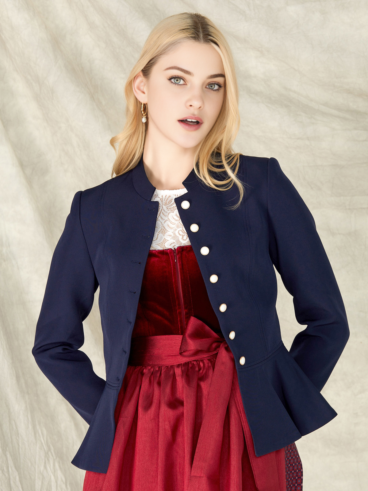 Traditionelles Dirndl in Marineblau