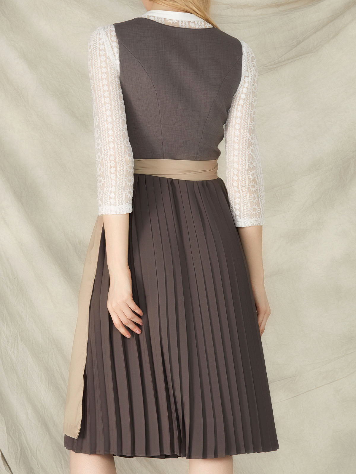 Modernes graues Ehreer Dirndl