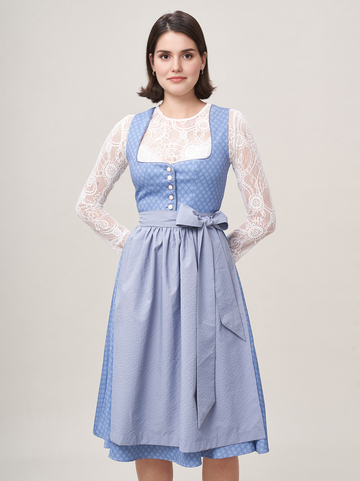 Traditionelle blaue Dirndlbluse mit modernem Schnitt