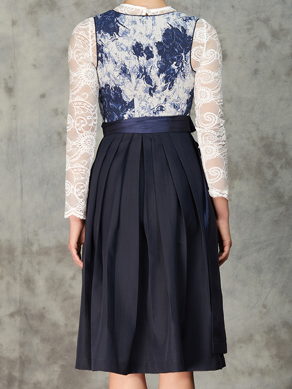 Ein modernes Minidirndl in Blau mit floralen Details