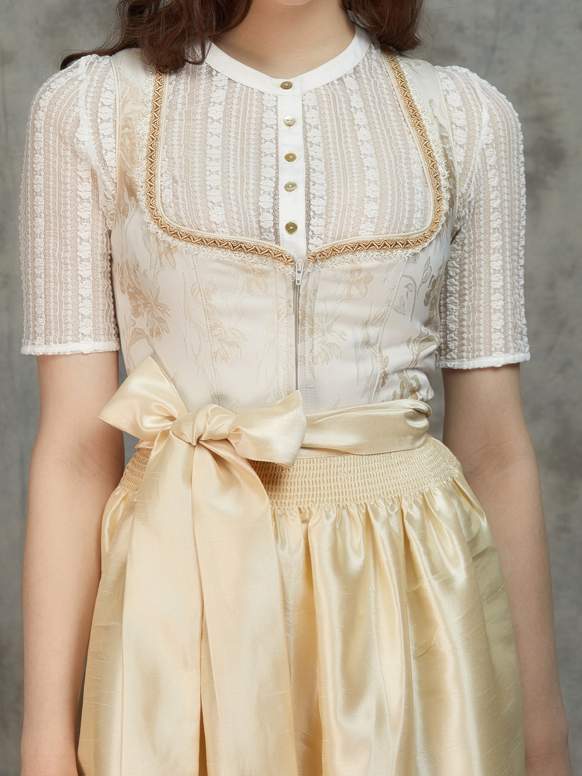 Dirndl mit herzförmigem Ausschnitt