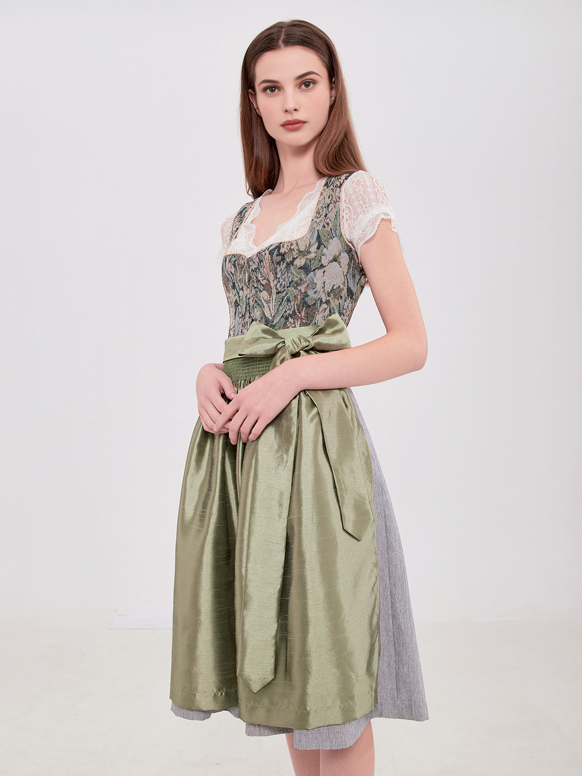 Samt Dirndl Beige – Eleganz in Perfektion