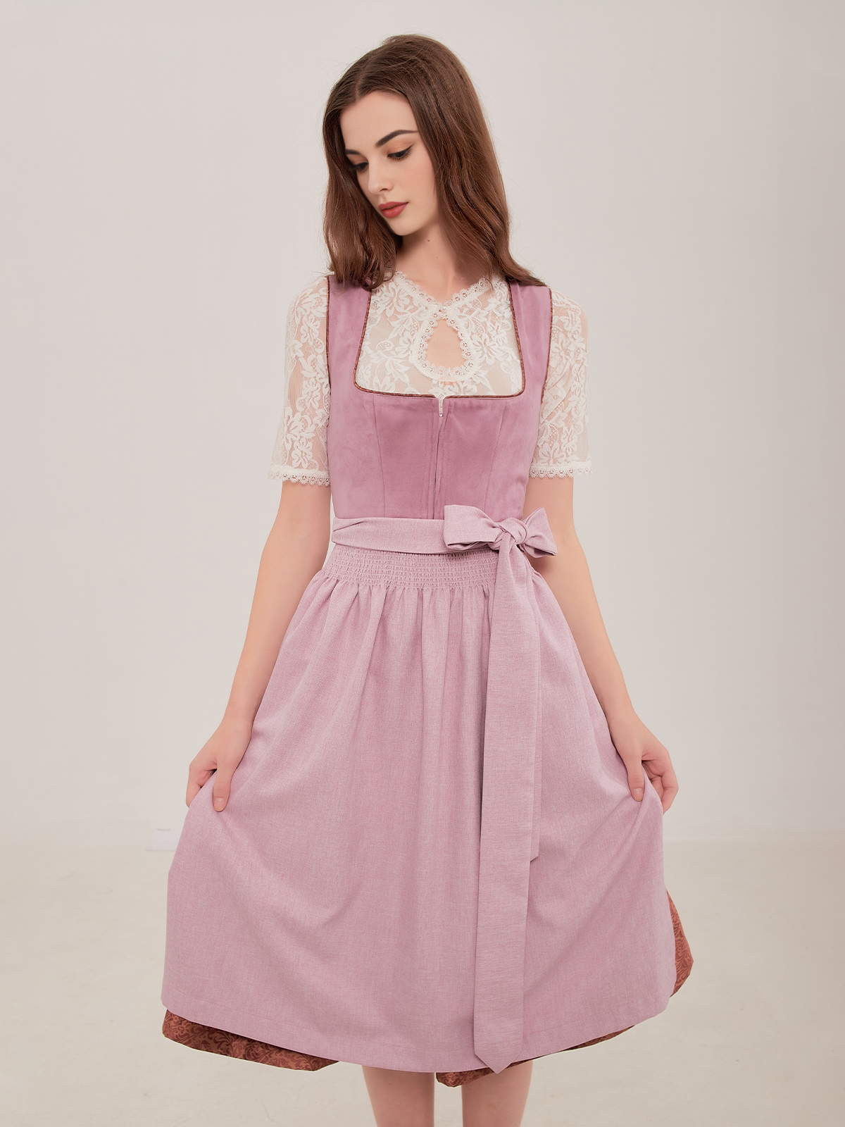 Schlichtes grünes Dirndl mit floralen Akzenten
