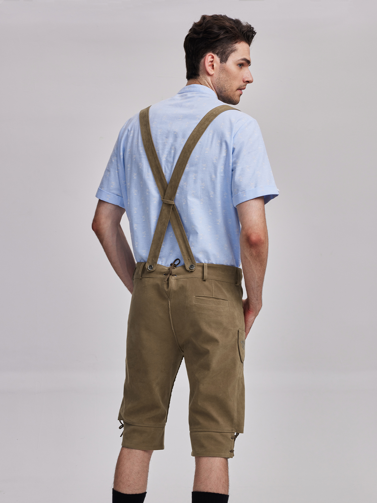 Modernes Dirndl mit Lederschürze