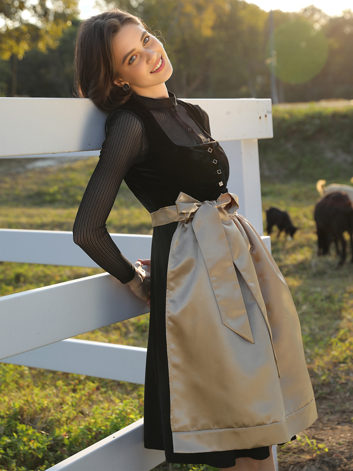 Dirndl Orange Samt mit schwarzer Schürze