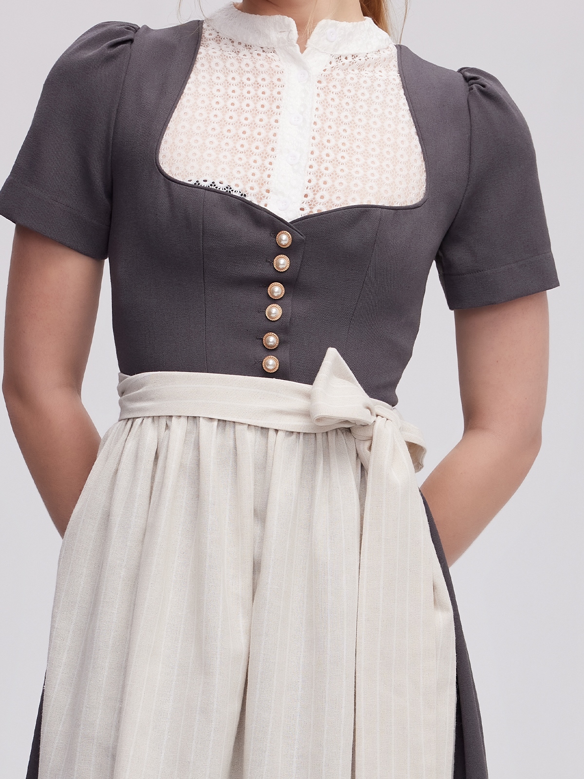 Graues Dirndl mit floralen Akzenten