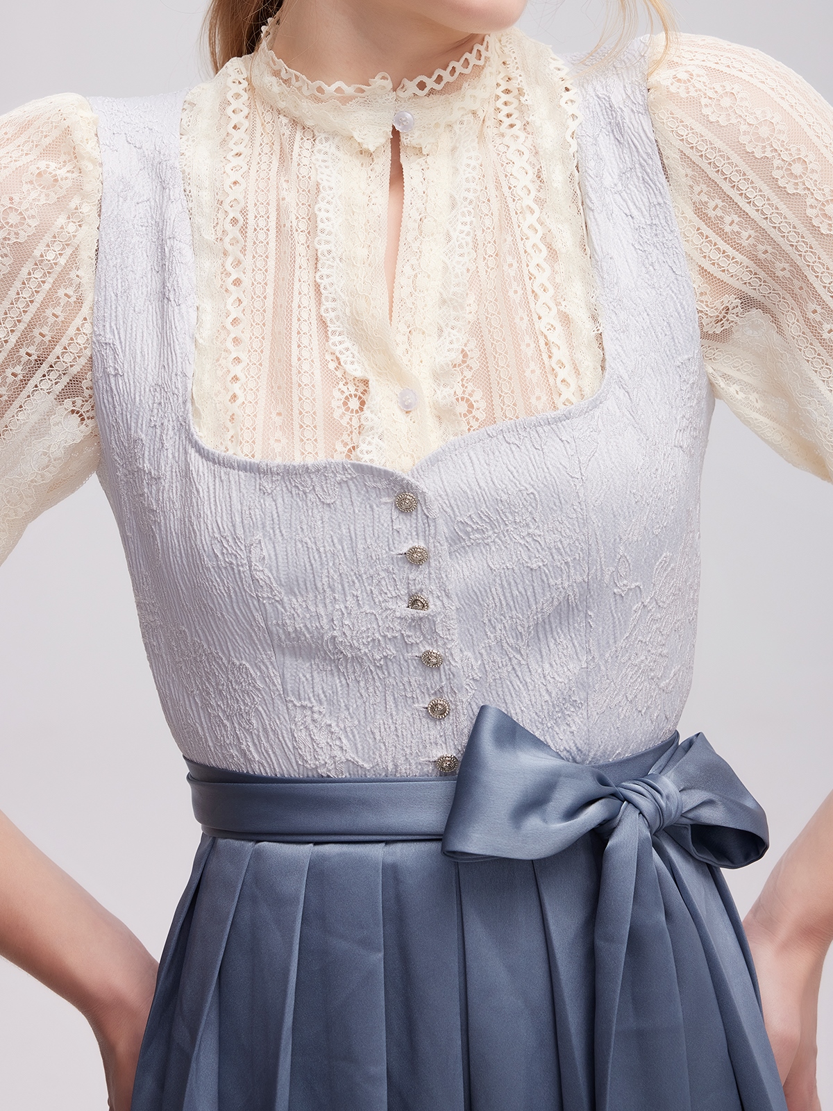 SamtDirndl in Blau – Eleganz pur
