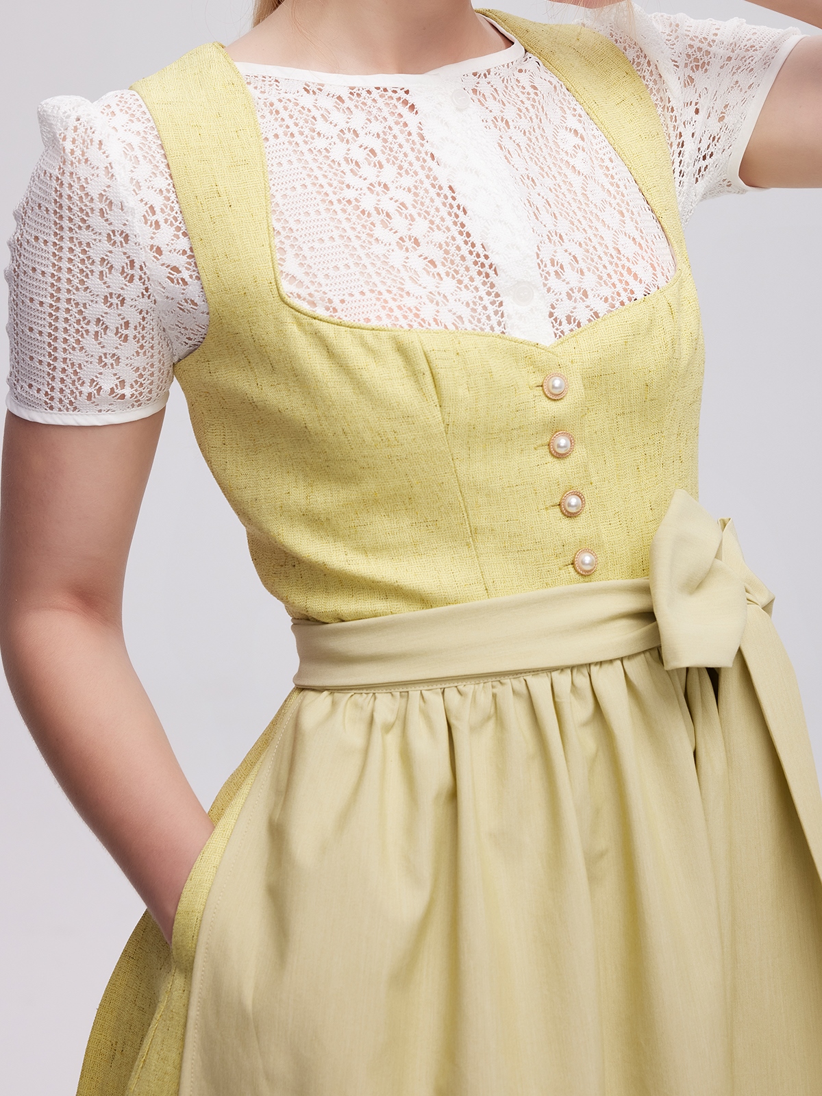 Ein gelbes Dirndl mit floralen Details – ein Beispiel für farbenfrohe Trachtenmode