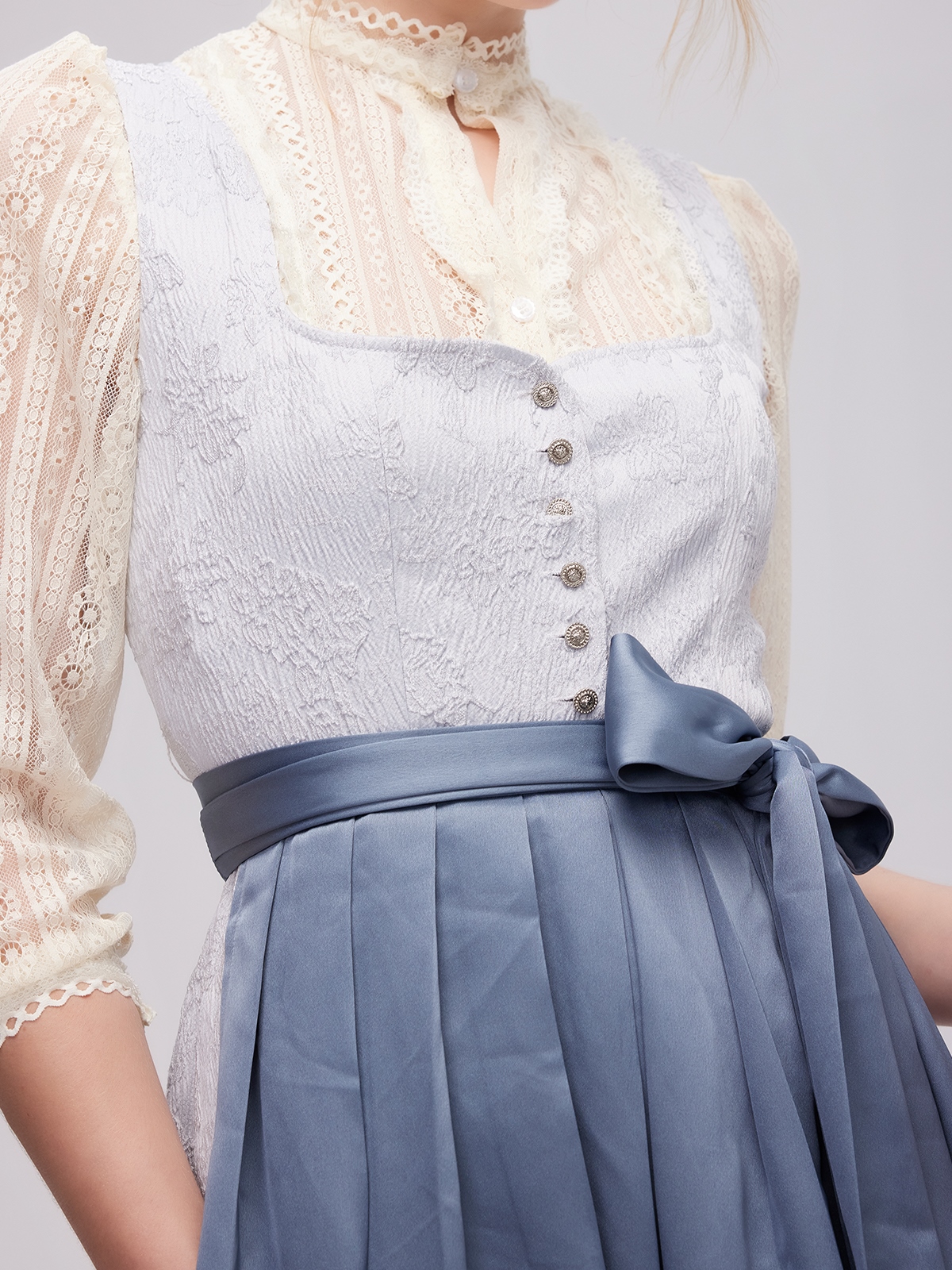 Olivgrünes Dirndl mit blauer Schürze