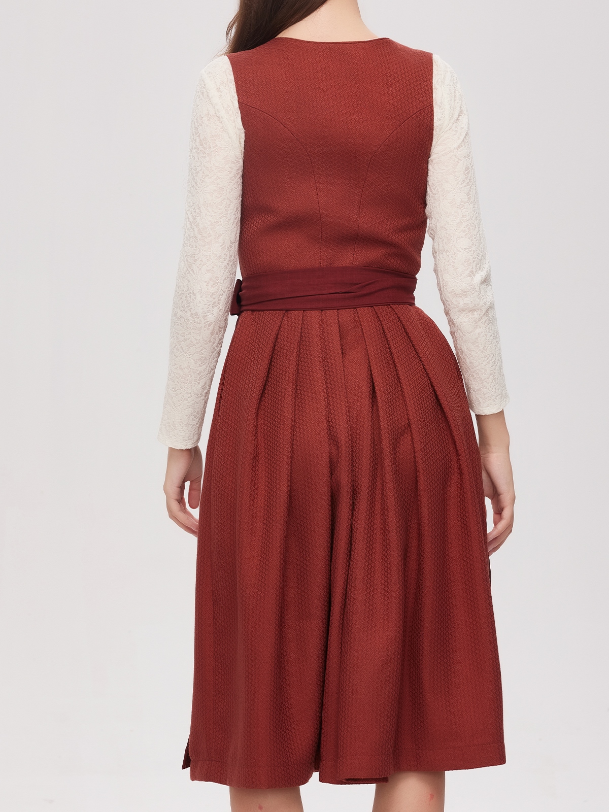 Elegantes rotes Dirndl mit traditioneller Schürze