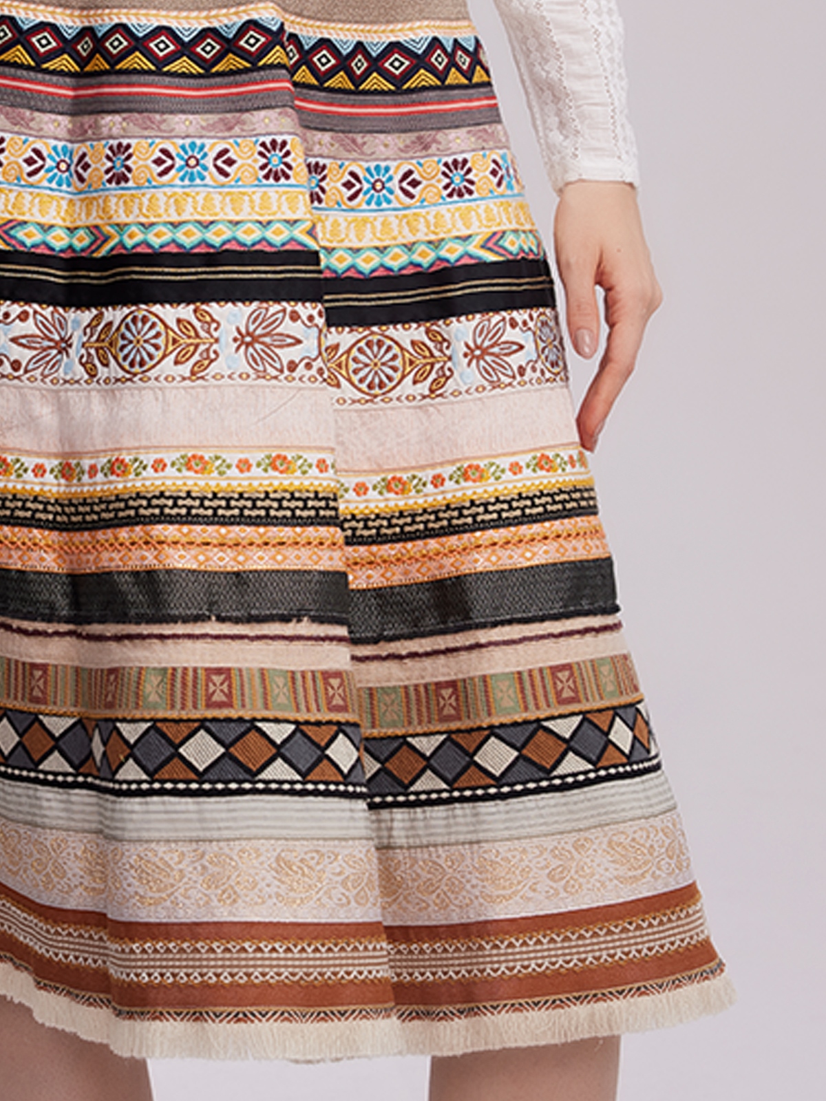 Modernes gelbes Dirndl mit floralen Details