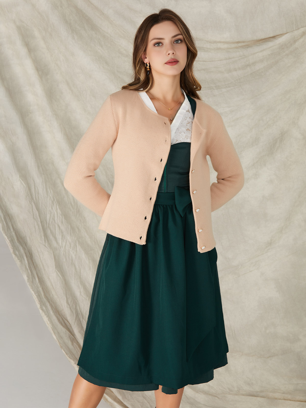 Modernes Dirndl in Braun