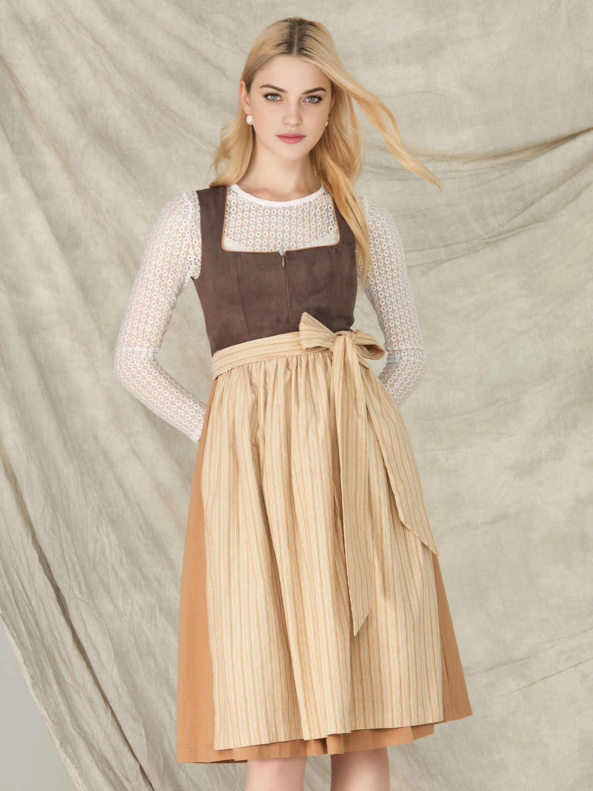 Schwarze Dirndl Bluse mit Spitzenverzierung