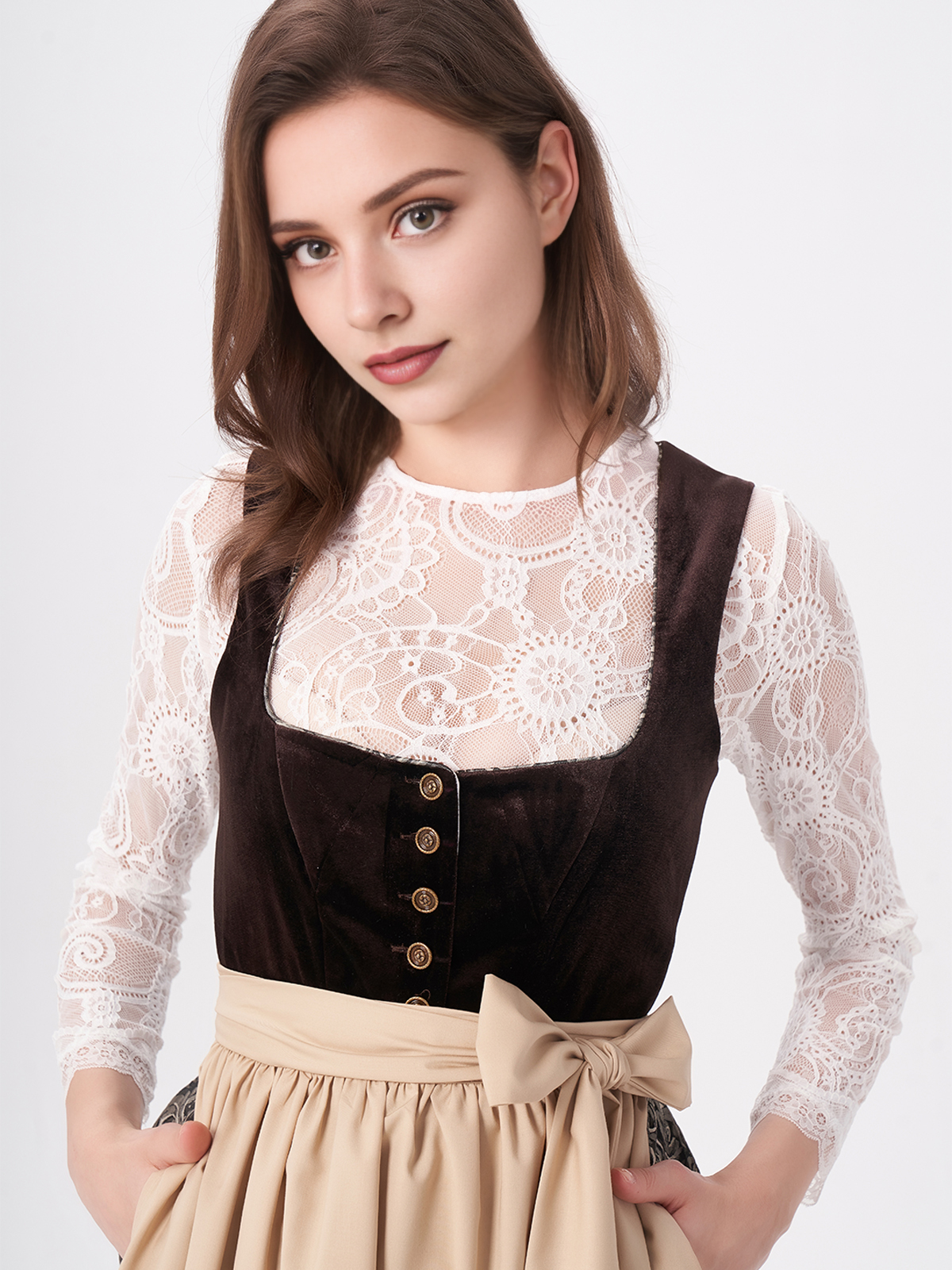 Ein graubraunes Dirndl mit floralen Stickereien