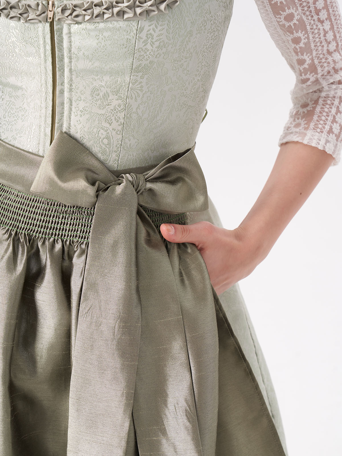 Ein dunkelrotes Dirndl mit floralen Details