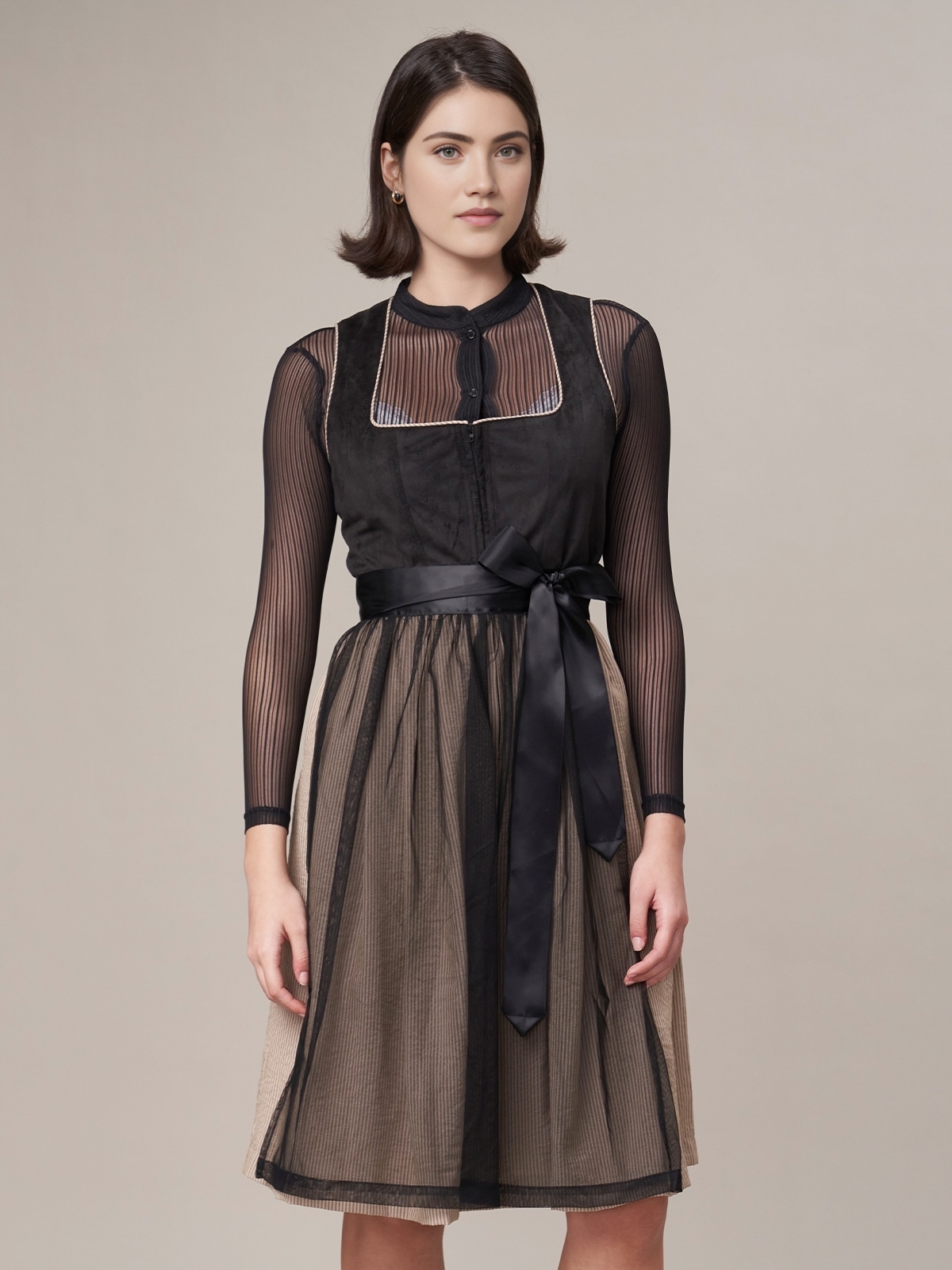 Dirndl mit V-Ausschnitt in Schwarz
