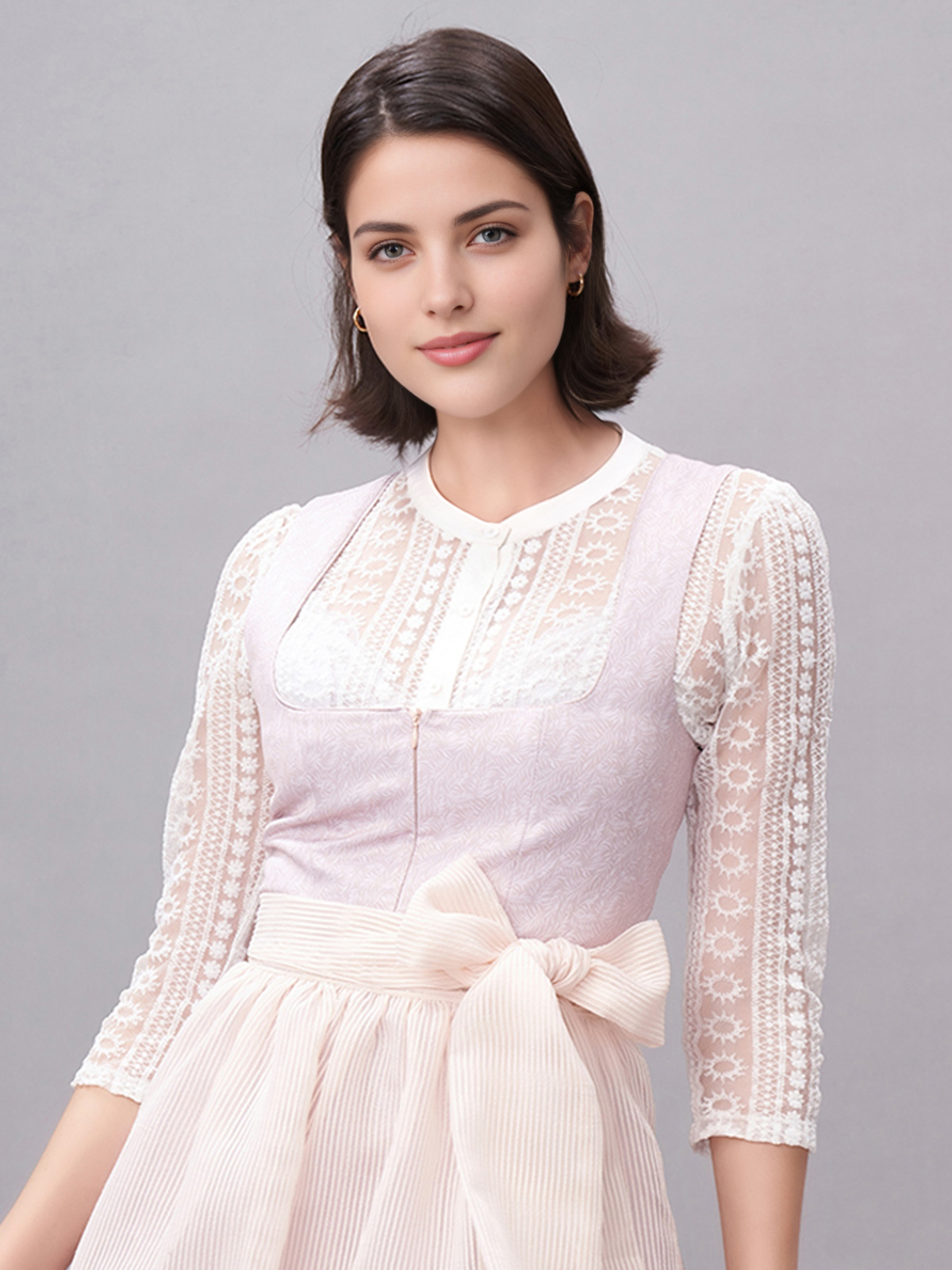 Dirndl dunkelrot samt in eleganter Pose