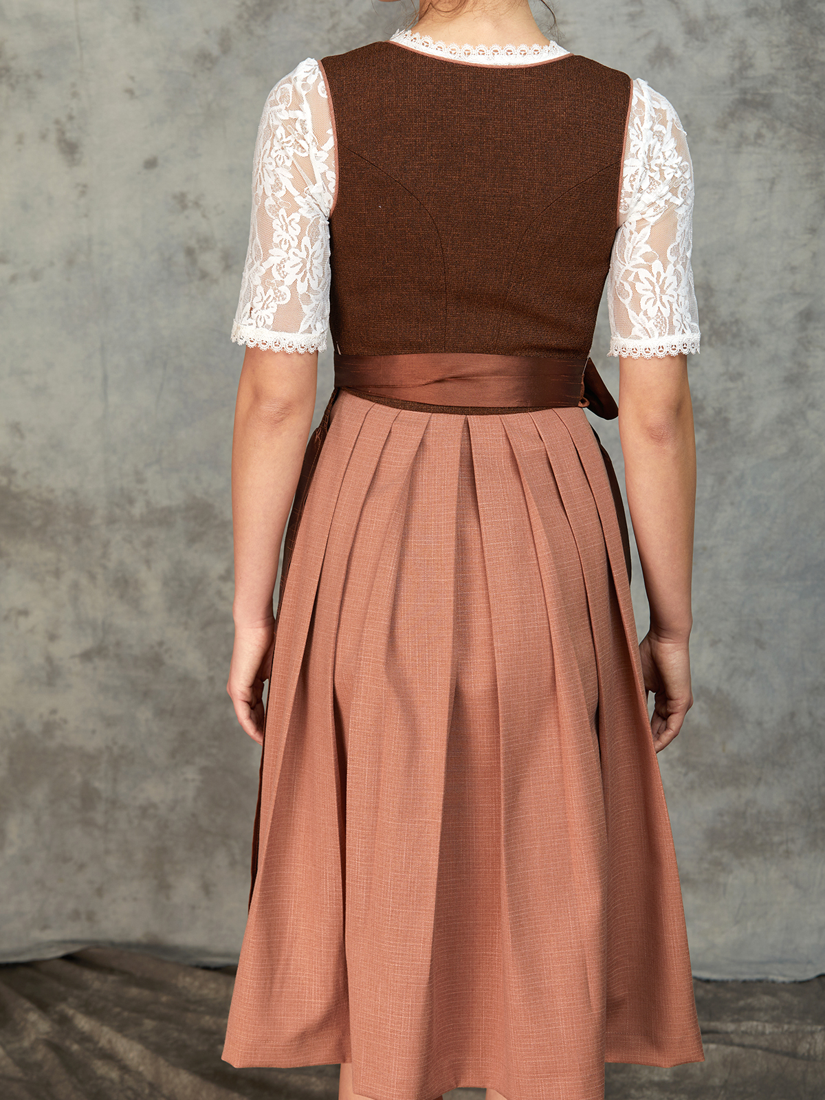 Dirndl in Braun mit traditionellen Elementen
