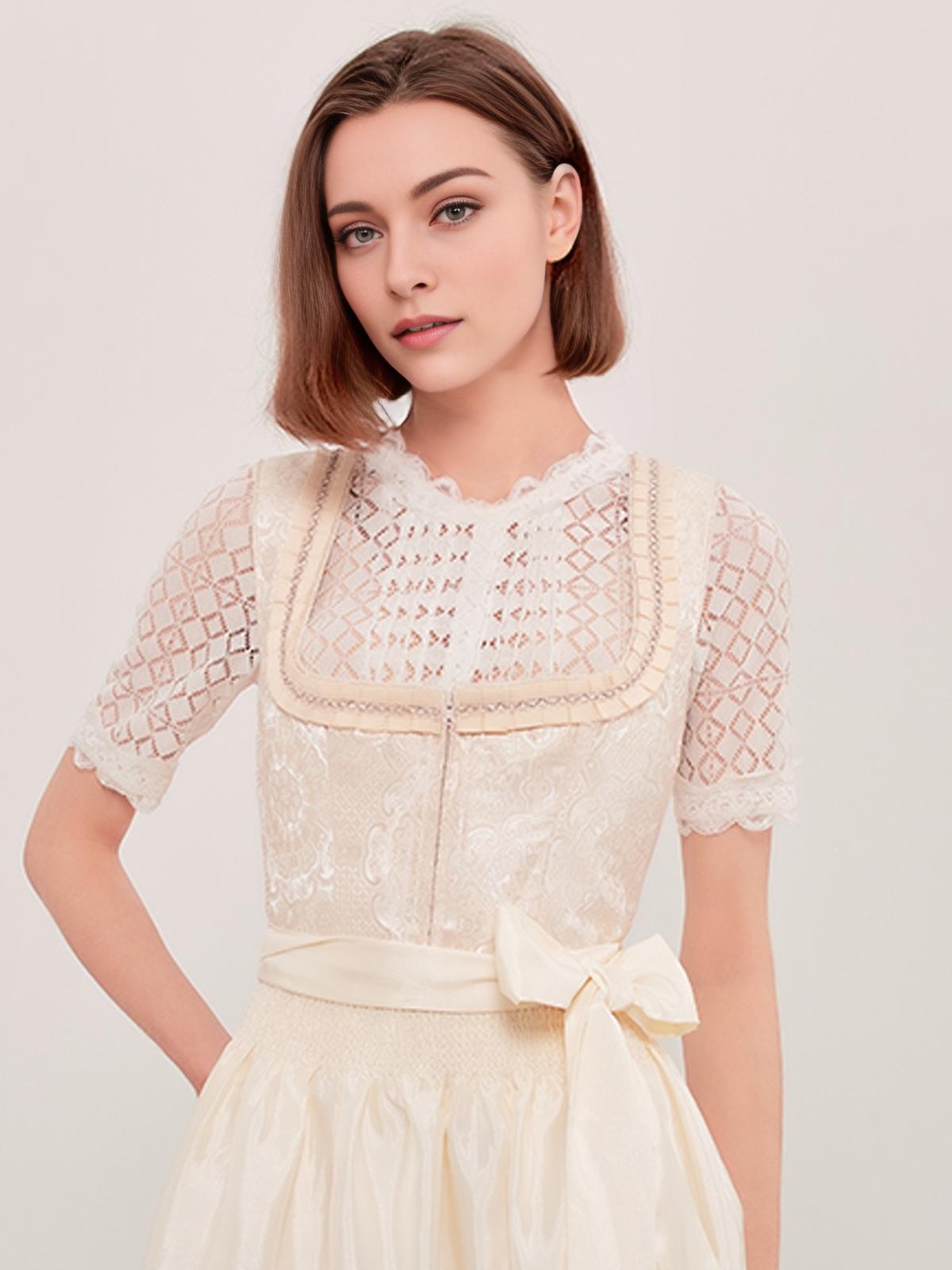 Modernes braunes Dirndl mit schlichter Eleganz