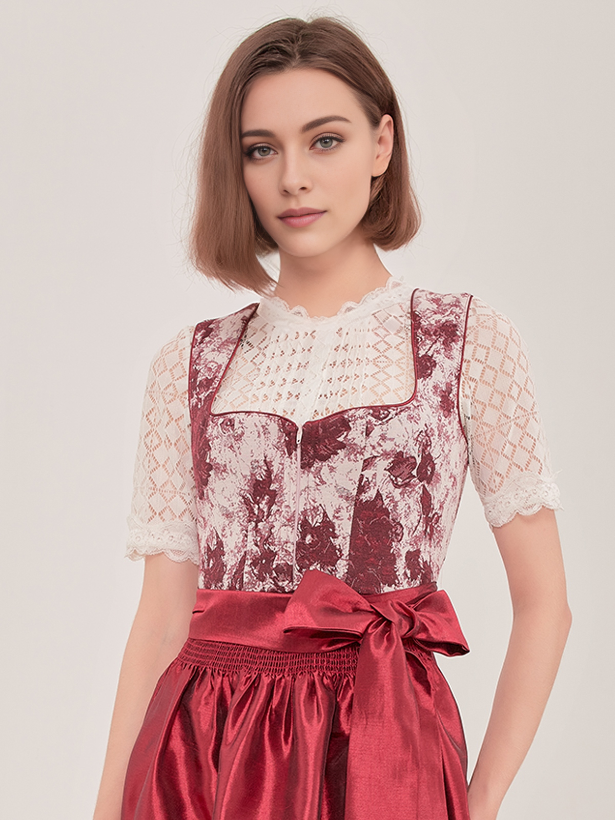 Modernes Dirndl in dunklem Grün