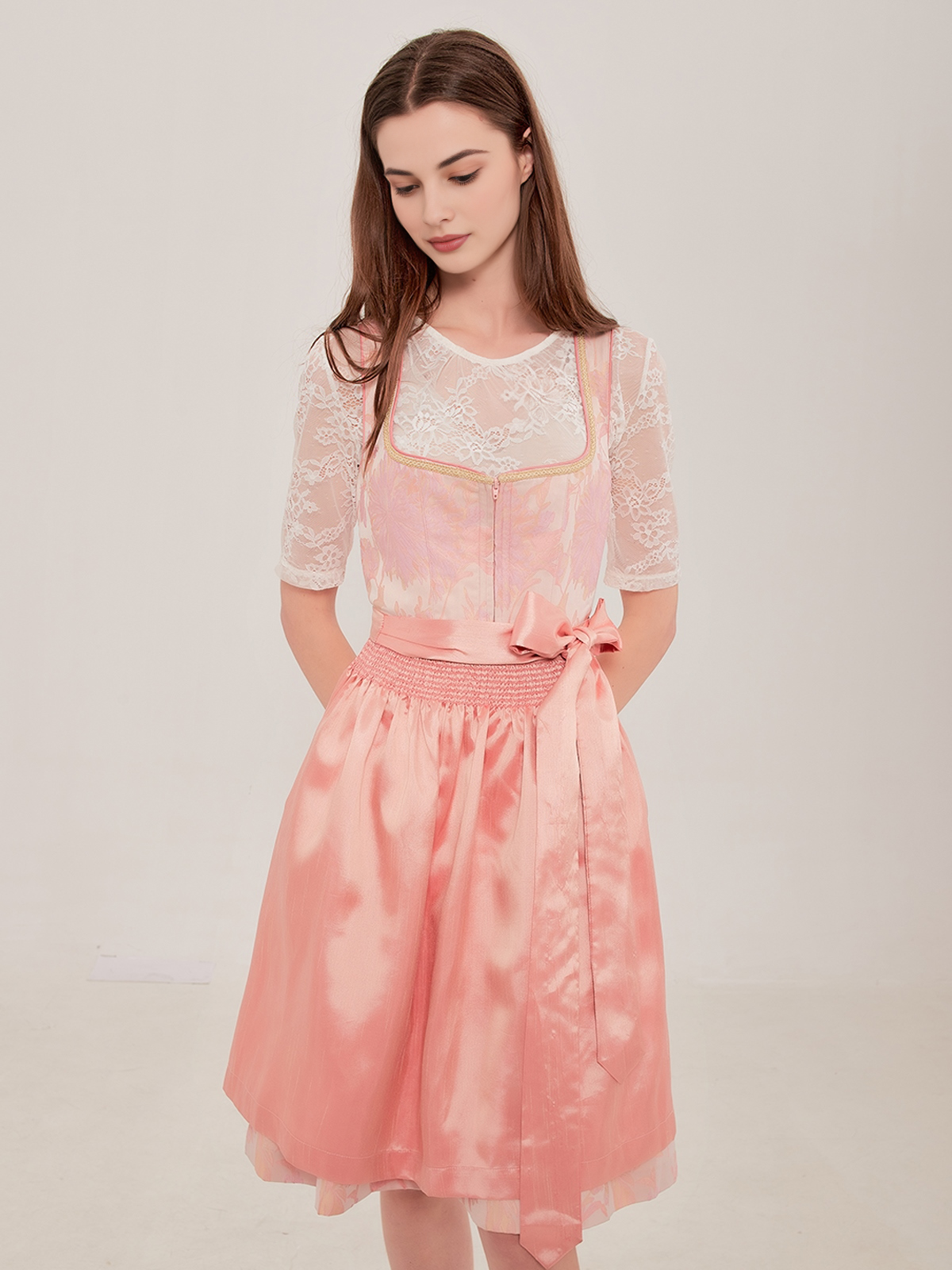 Weißes Dirndl mit rosa Schürze