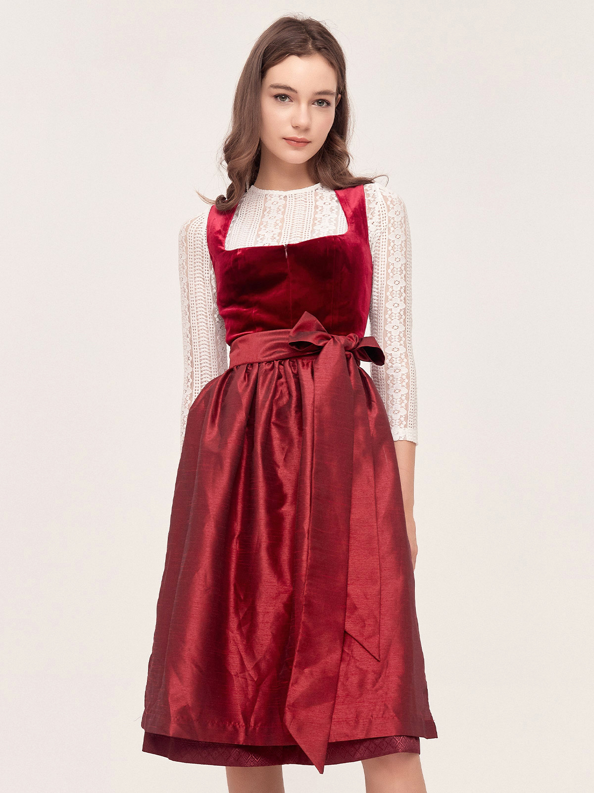 Pinkes Dirndl mit floralen Details
