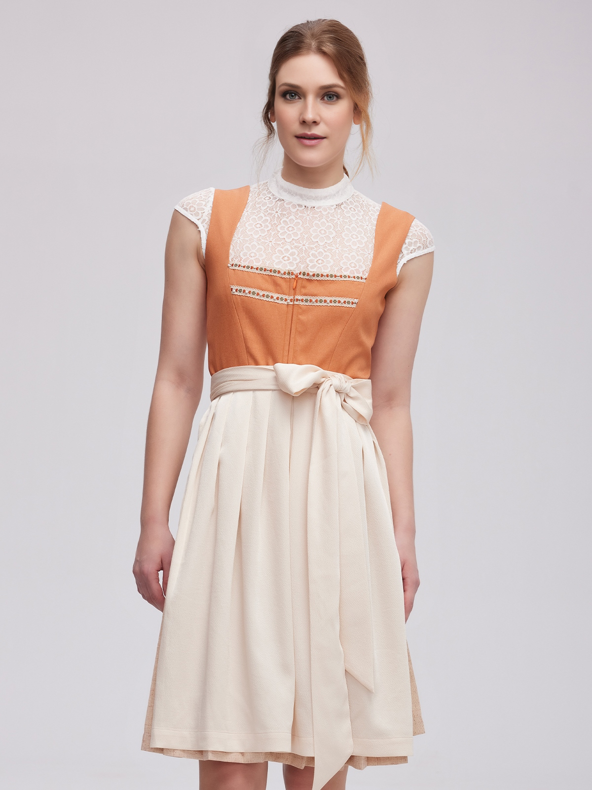 Dunkelblaues Dirndl mit floraler Stickerei