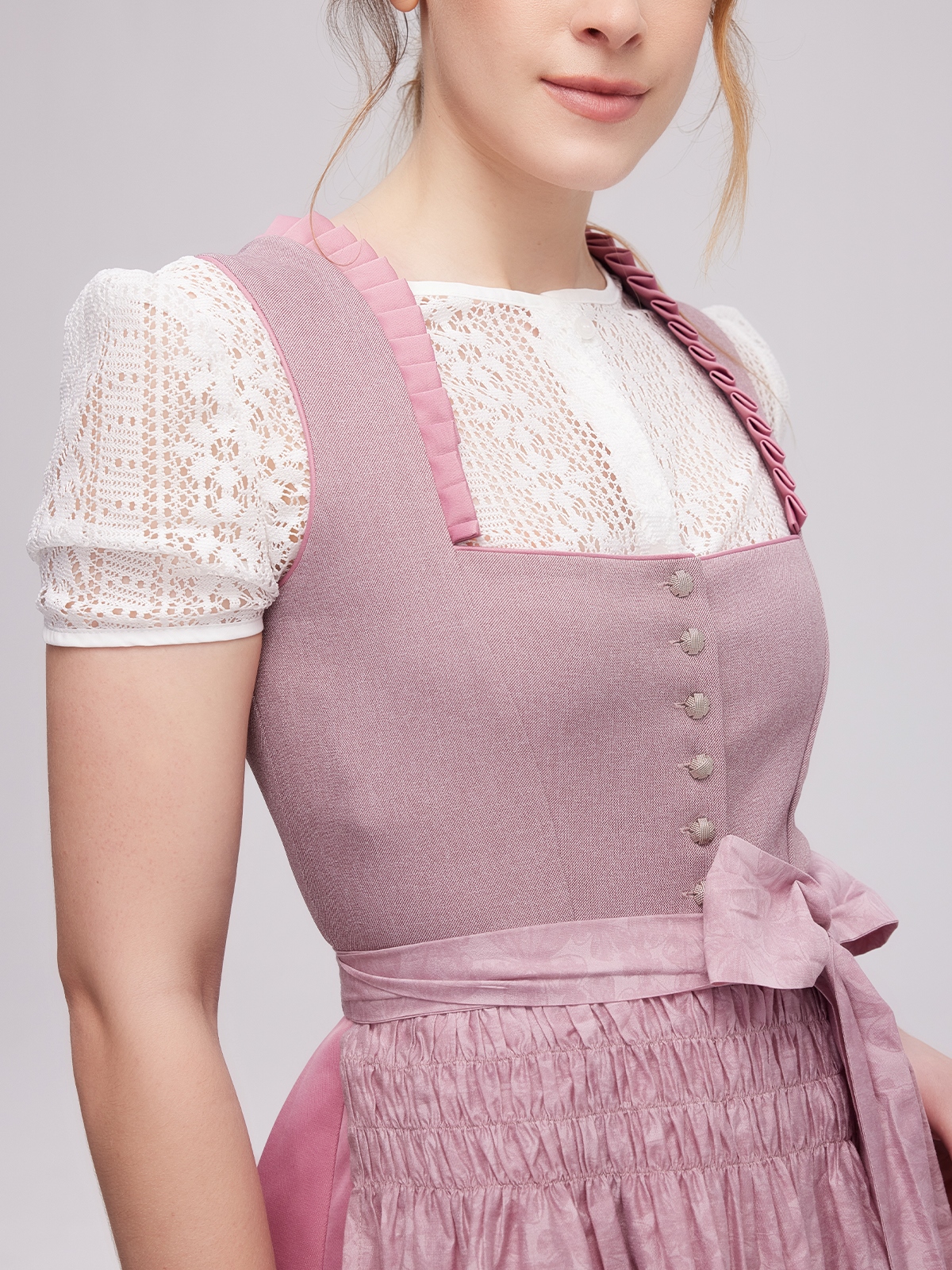 Elegantes rotes Samt-Dirndl mit floralen Details