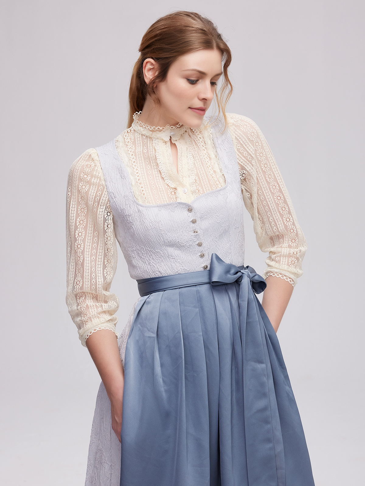 Dirndl Bluse mit Spitze und langen Ärmeln
