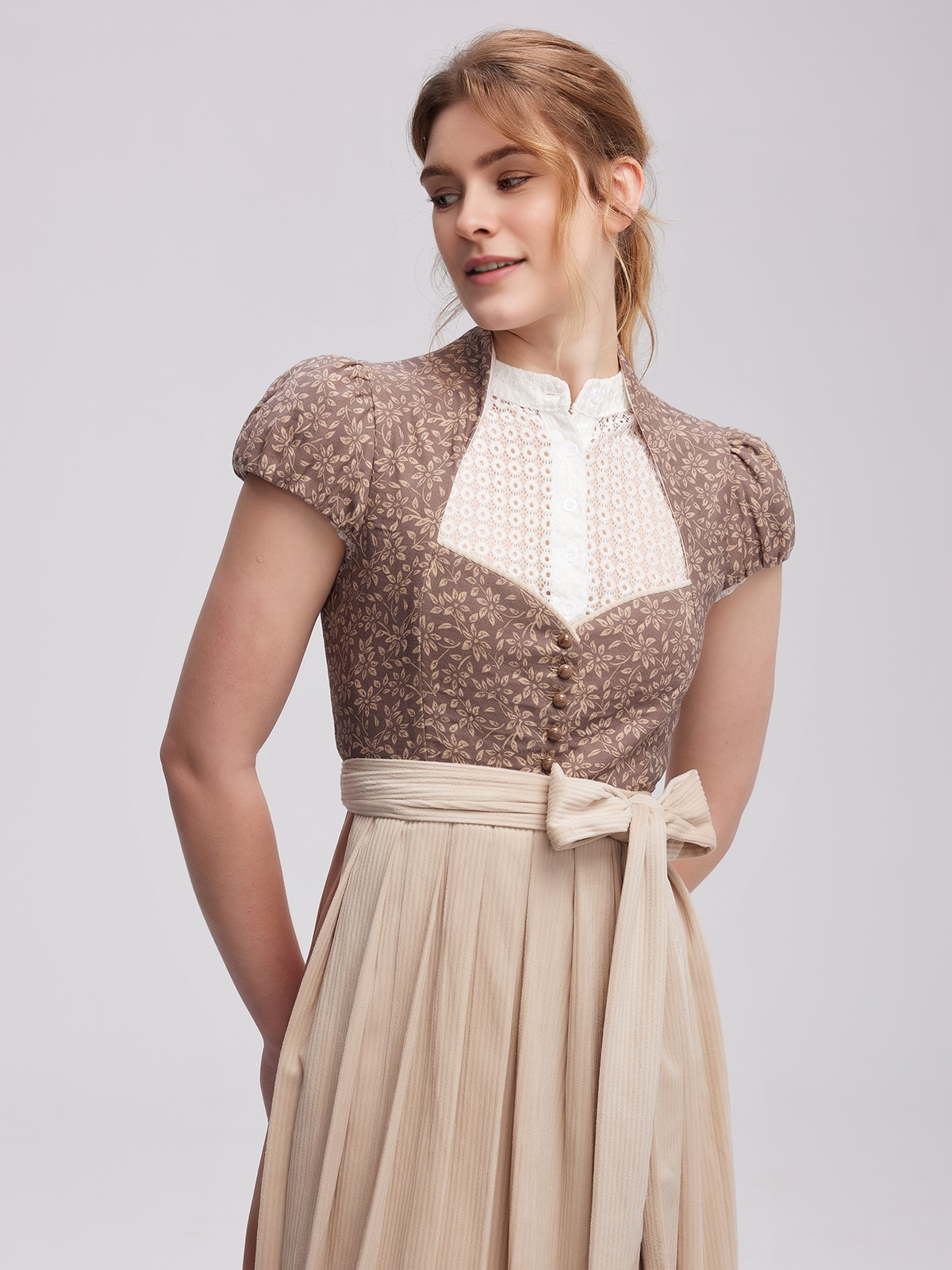 Dirndl in Braun mit modernen Details