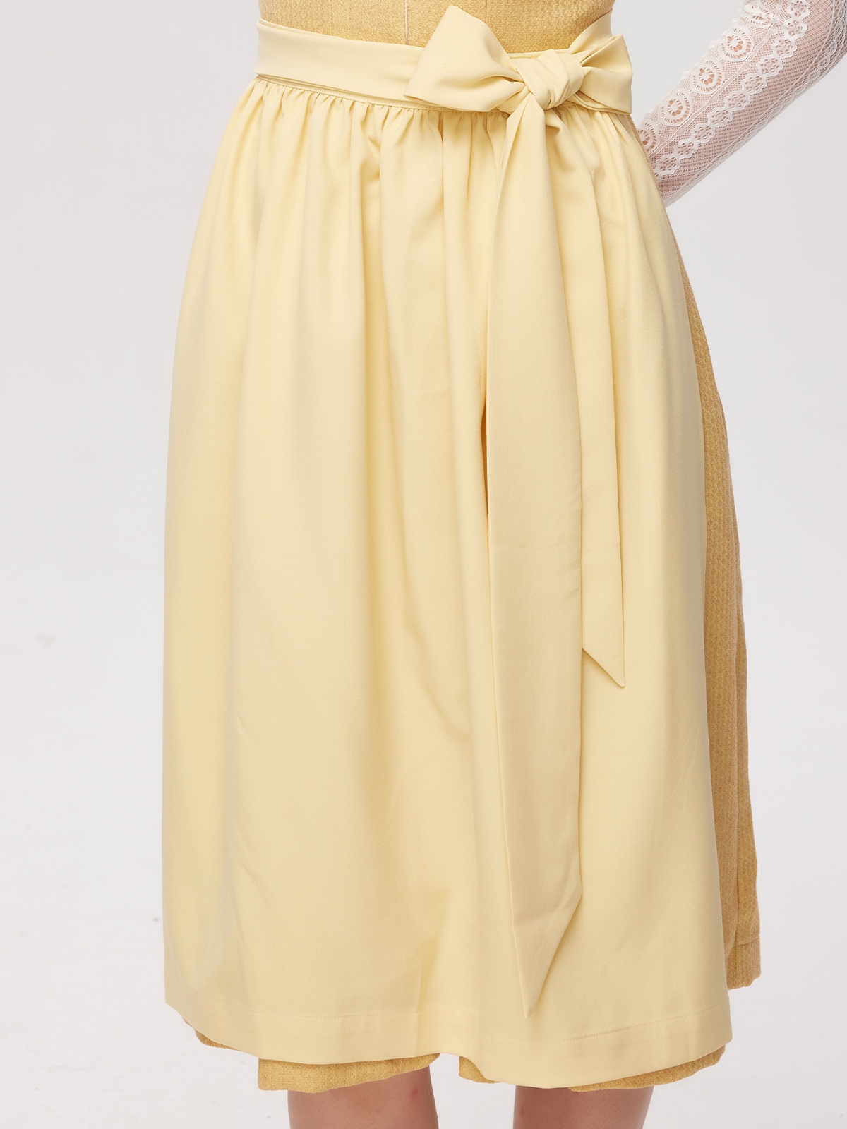 Dirndl in Gelb mit raffiniertem Schnitt
