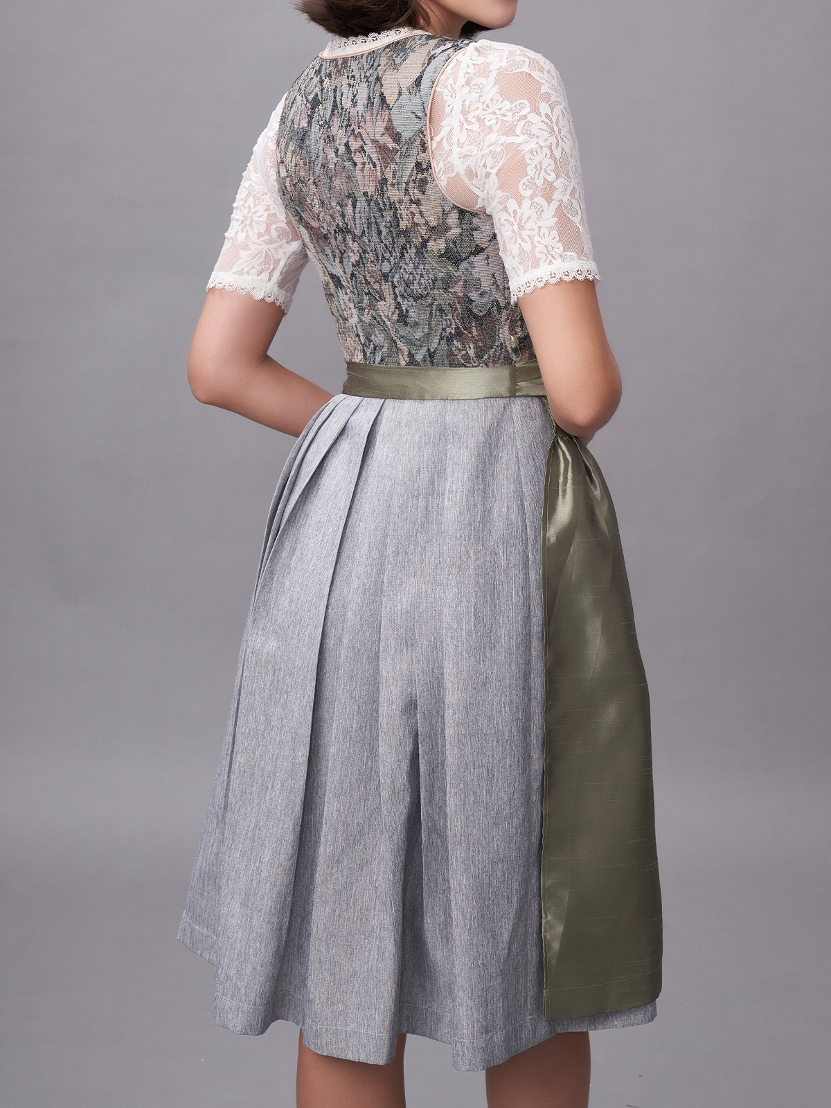 Modernes Dirndl in Flieder – elegant und vielseitig