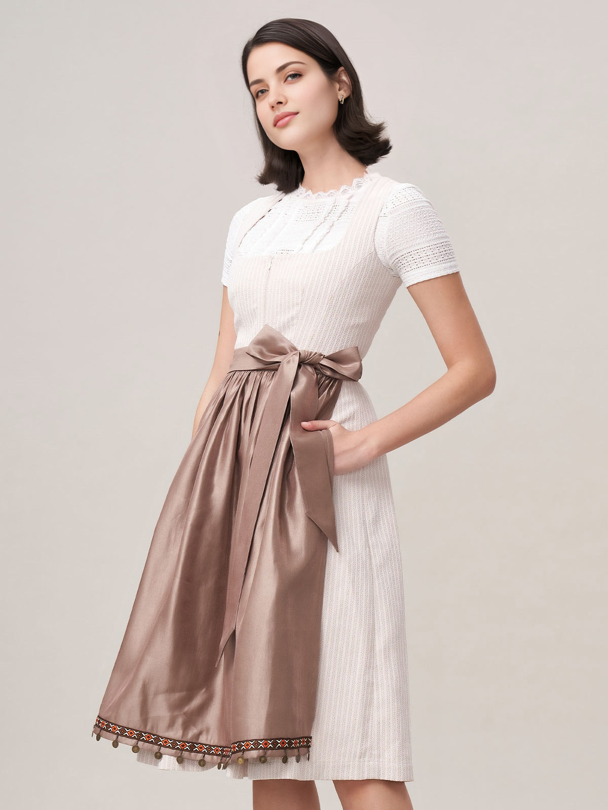 Dirndlbluse mit V-Ausschnitt in Beige