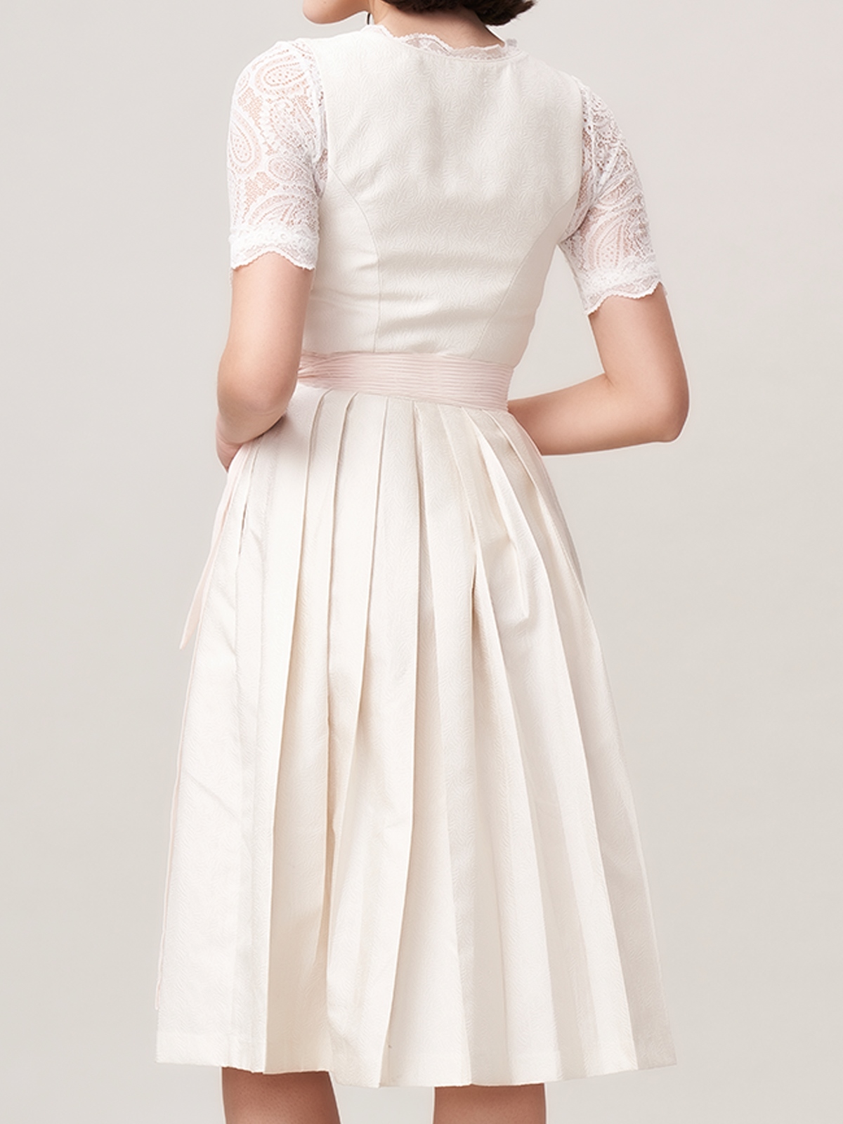 Modernes altrosa Dirndl mit schmeichelndem Schnitt