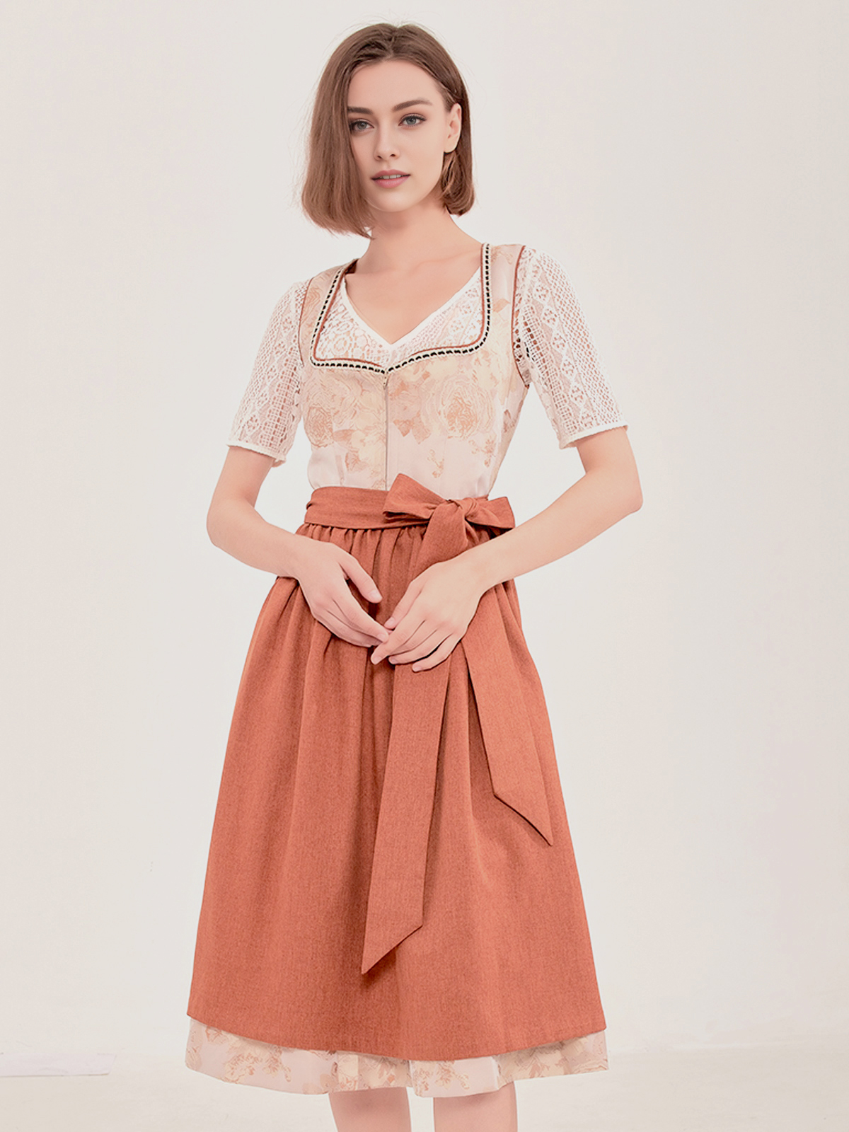 Modernes Dirndl in Braun