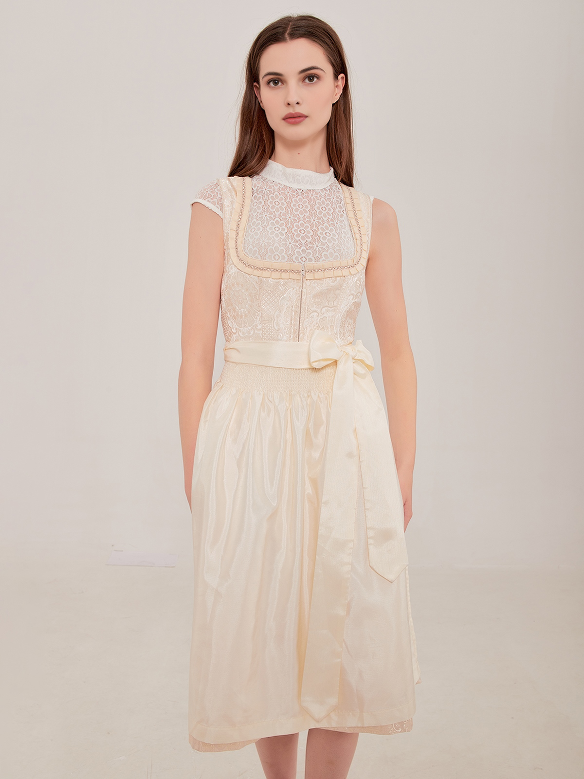 Elegantes weißes Ja Mei Dirndl mit Spitzenverzierung