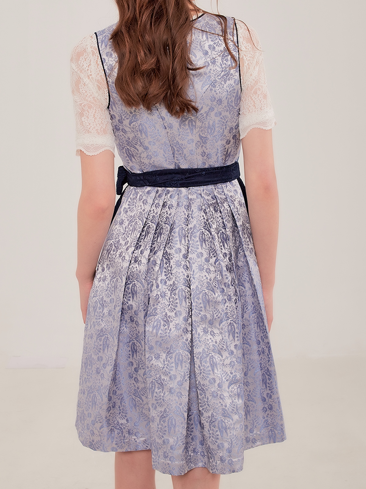 Ein elegantes blaues Ehreer Dirndl mit traditioneller Stickerei
