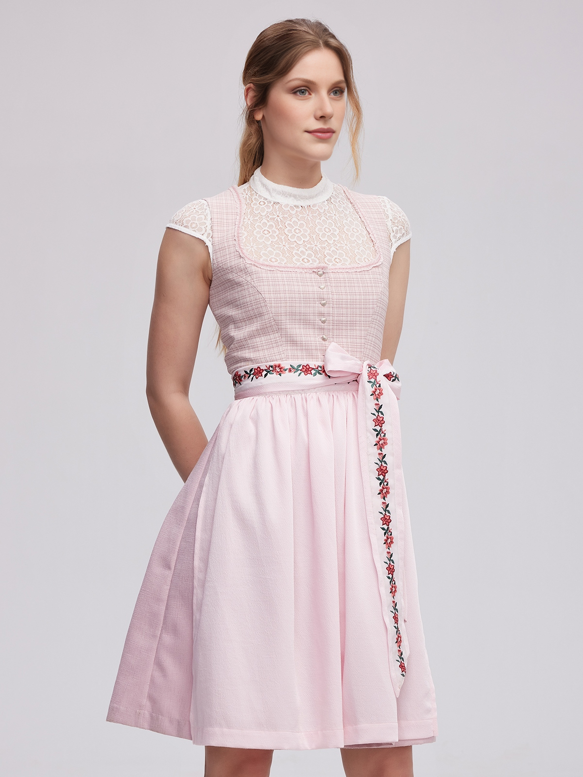 Dirndl Rosa Grau mit stilvollen Accessoires