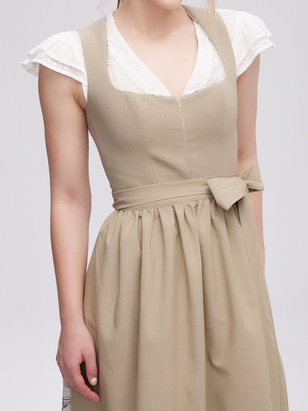 Modernes grünes Dirndl mit kurzem Rock