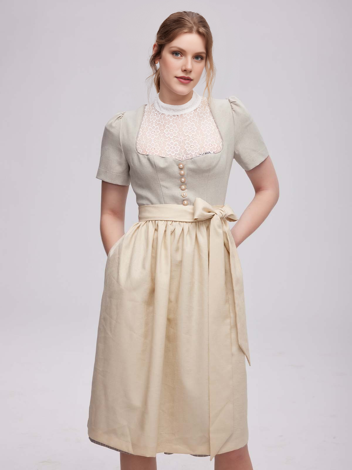 Modernes Dirndl in Grau mit femininem Schnitt