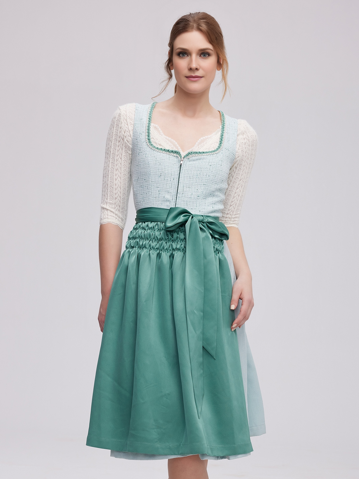 Dirndl in Grün mit hochgeschlossener Bluse