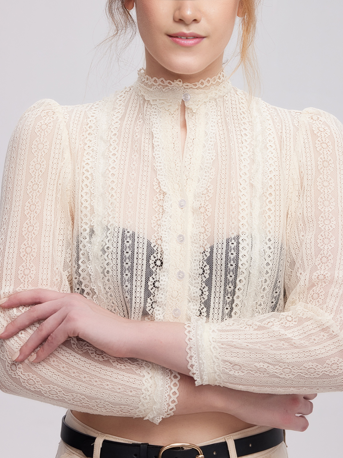 Modernes Dirndl in Beige – perfekt für den Stadtlook