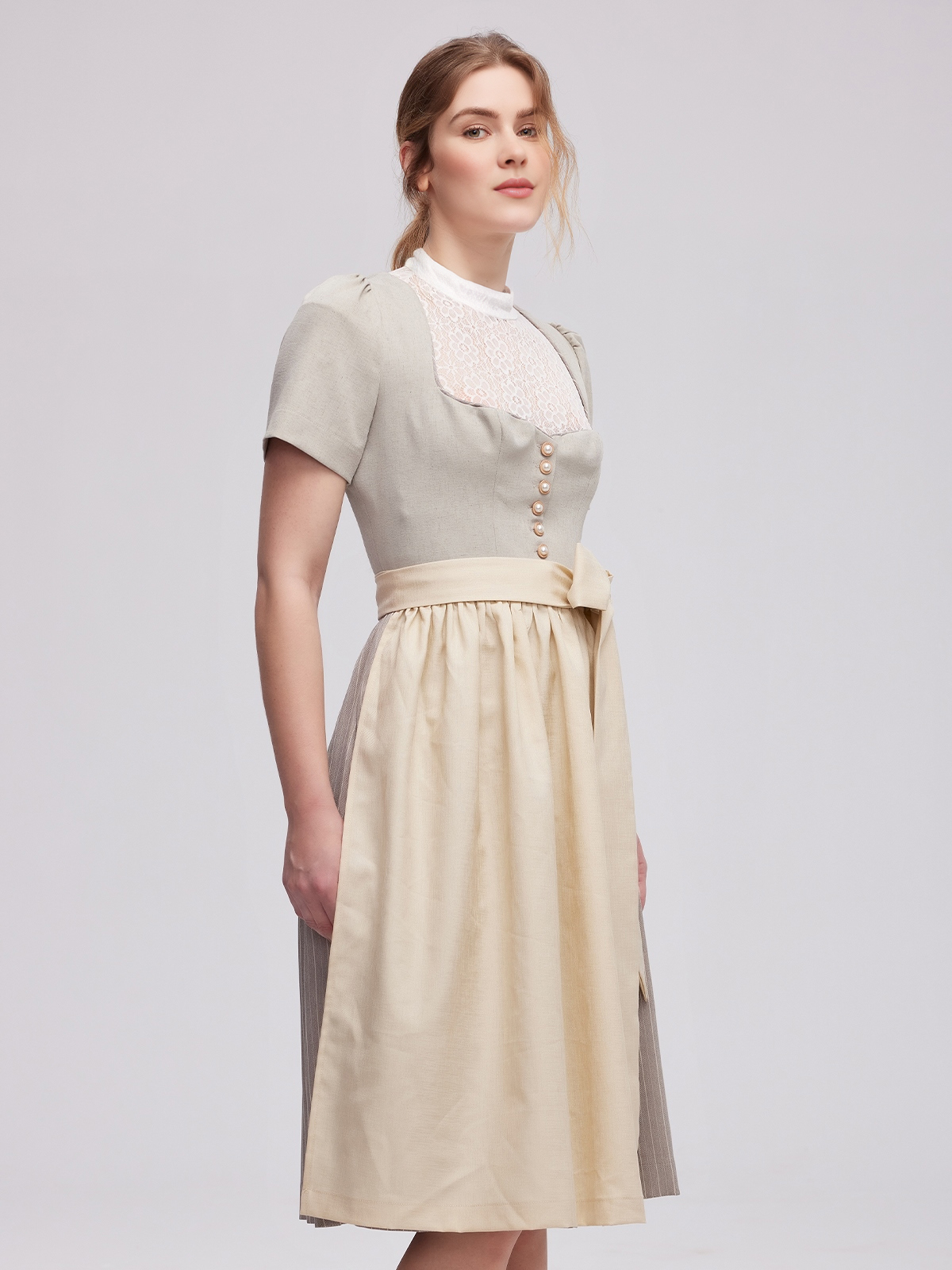 Modernes graues Dirndl mit femininem Schnitt