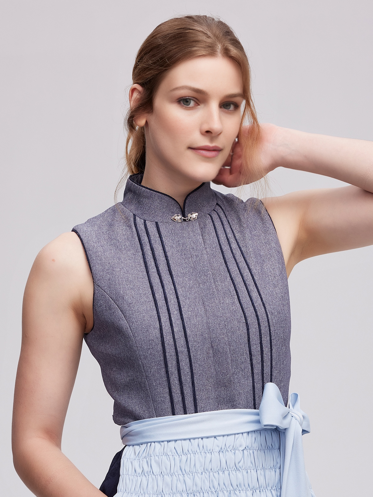 Modernes Dirndl in Grau