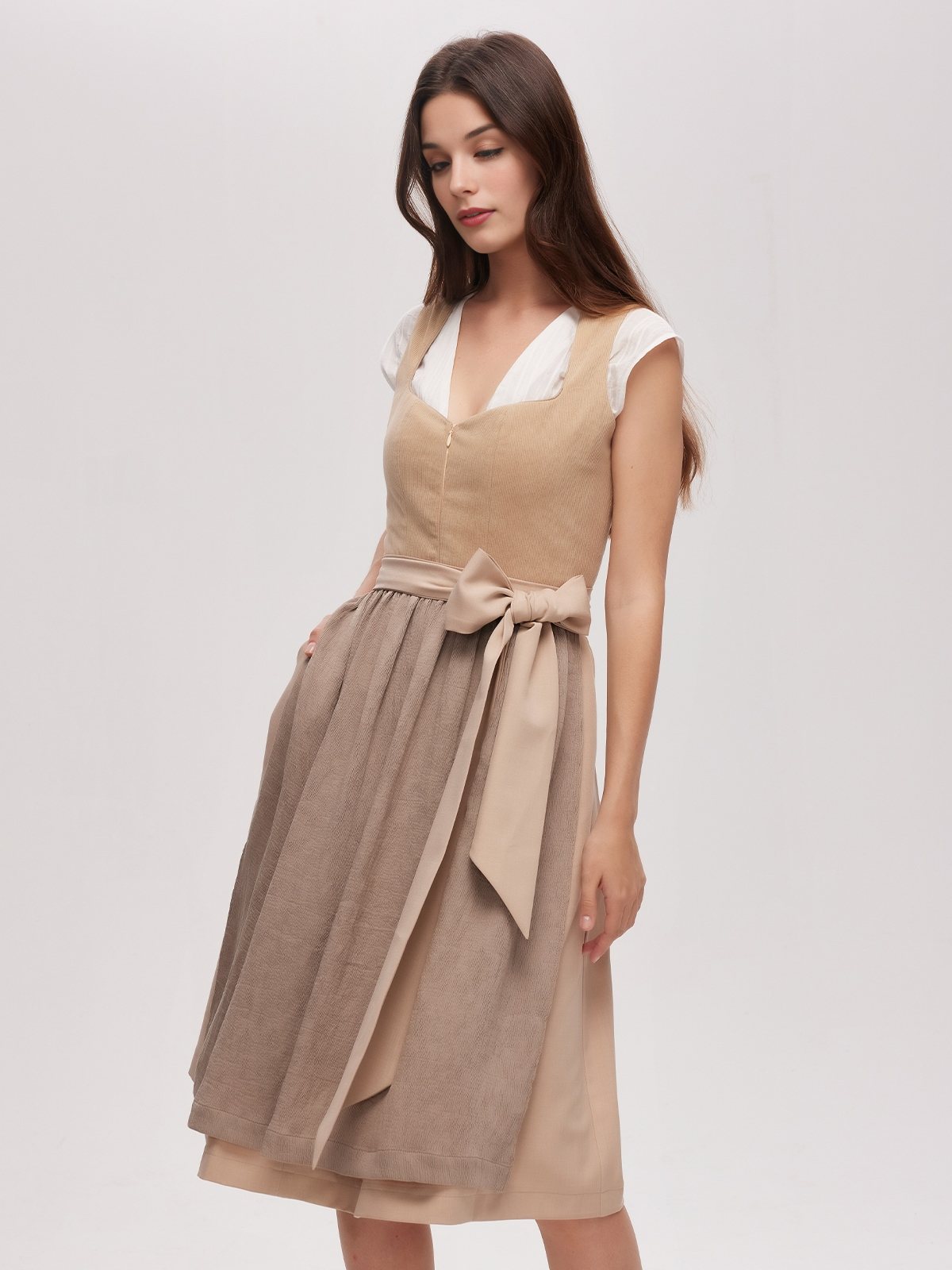 Dirndl in Braun mit traditioneller Schürze