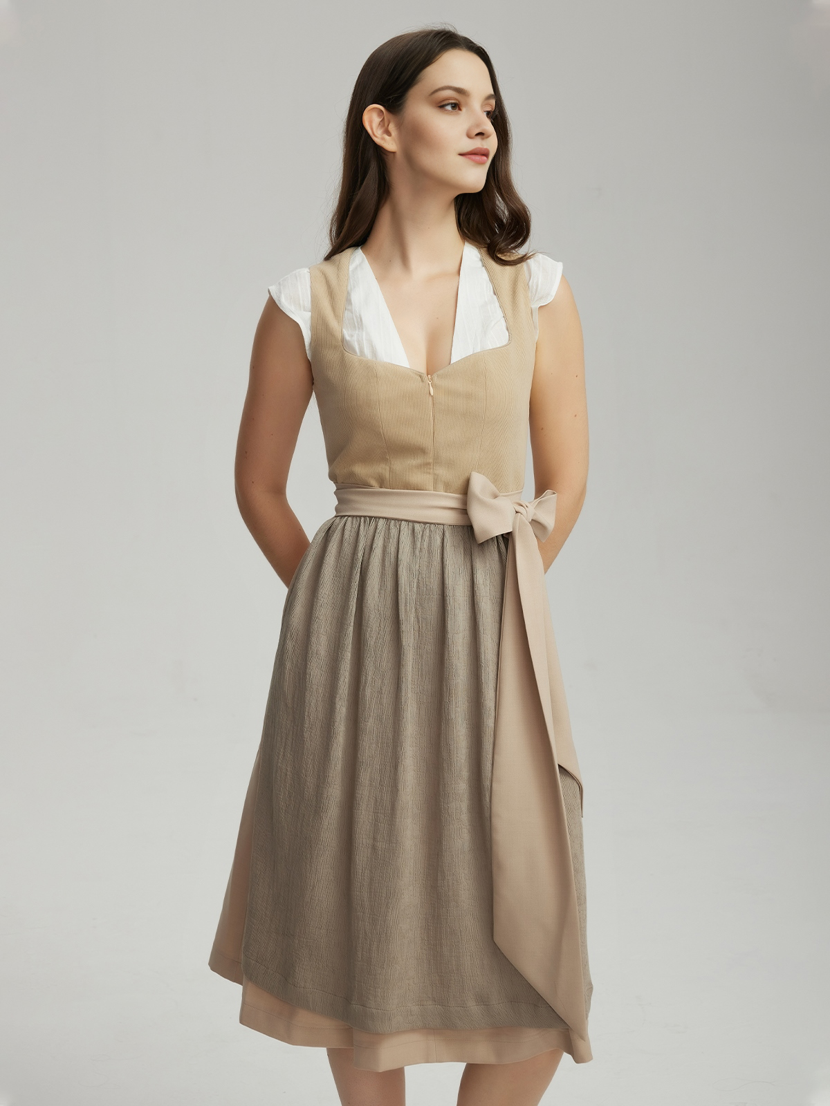 Dirndl in Braun mit traditioneller Schürze