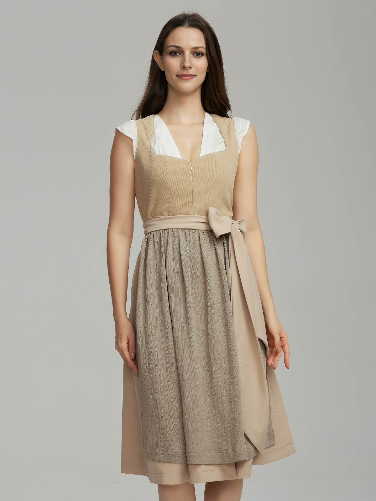 Dirndl in Braun mit hochgeschlossener Bluse