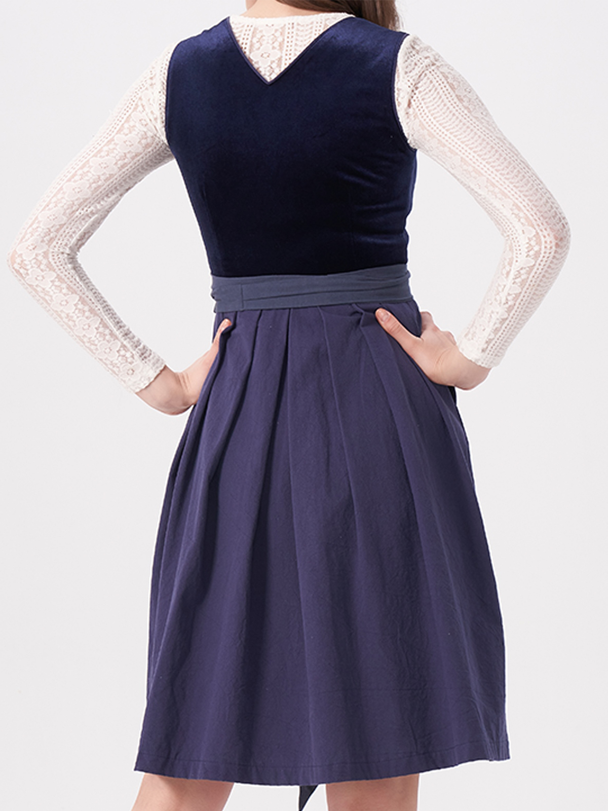 Graues Dirndl mit blauer Schürze