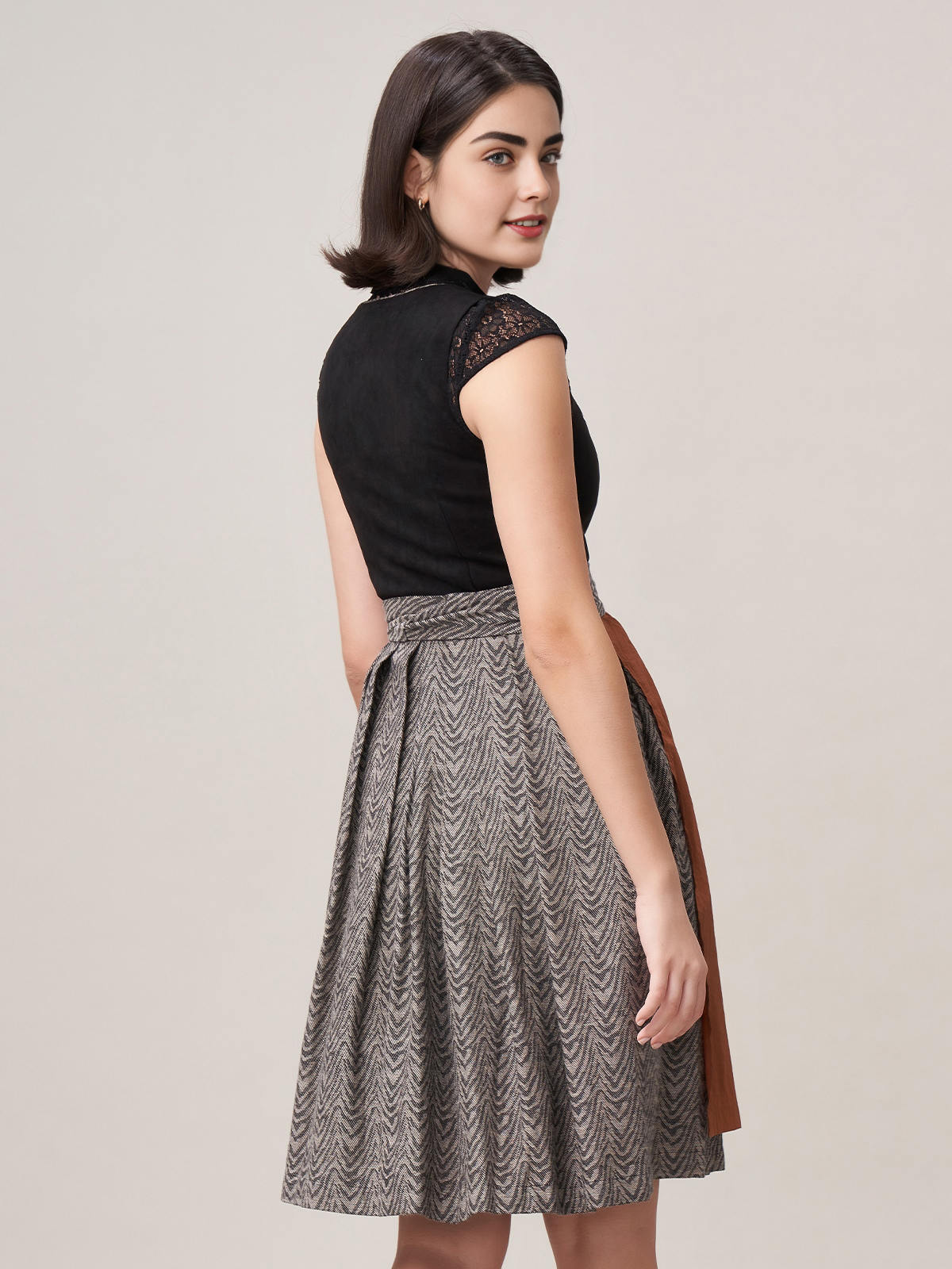 Rotes Dirndl mit modernem Twist