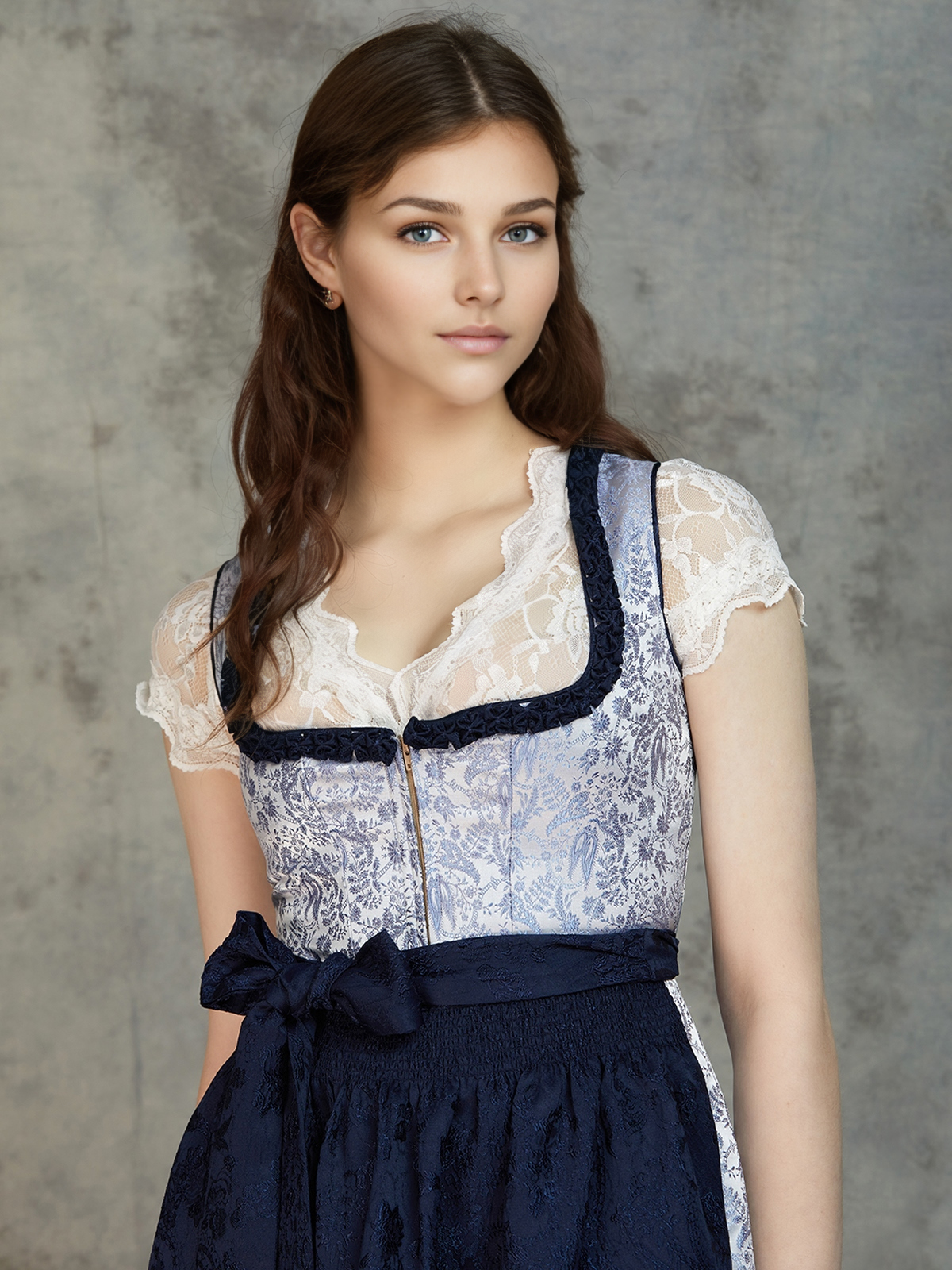 Eine elegante blaue Dirndlbluse als Inspirationsquelle